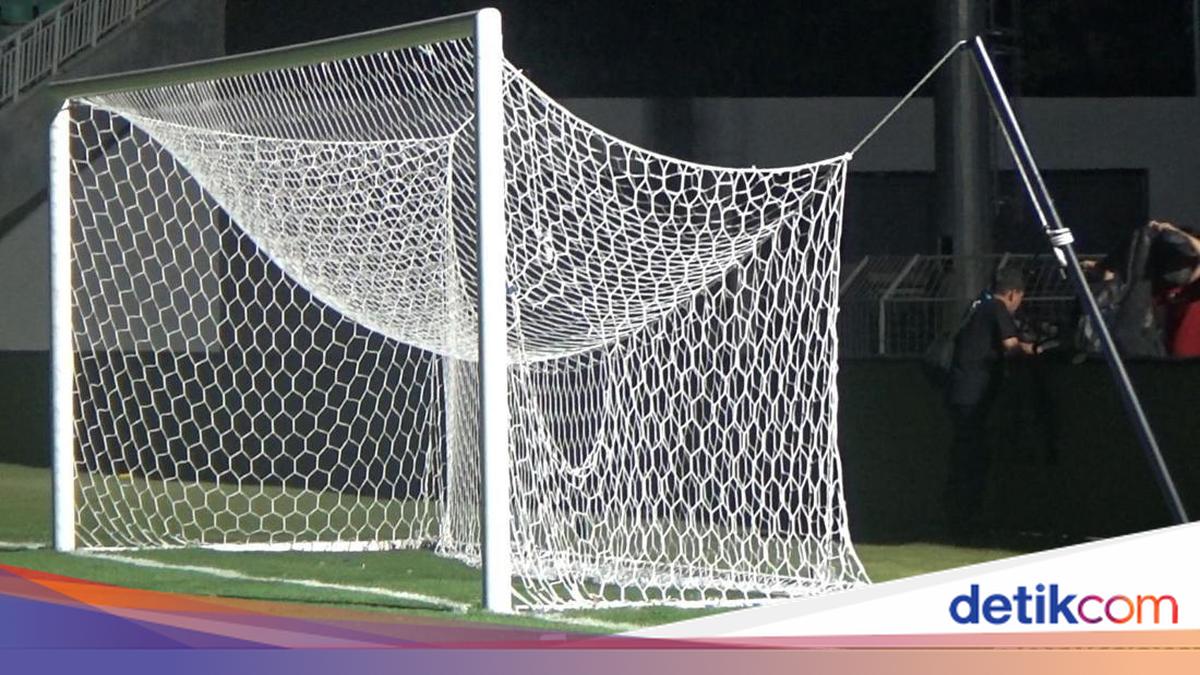 PSM Dikalahkan Persib di Kandang, Suporter Ricuh dan Bakar Gawang Stadion GBH