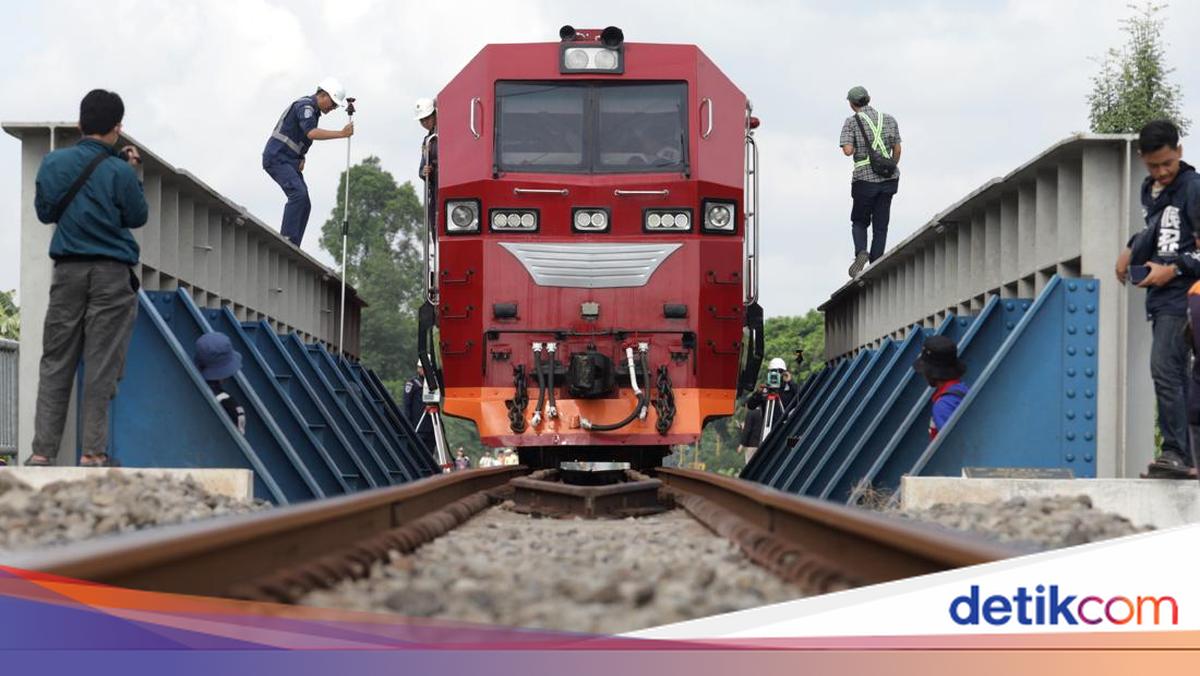 Jembatan Rel Kereta Sepanjang 32 Meter di Kediri Jalani Uji Fungsi