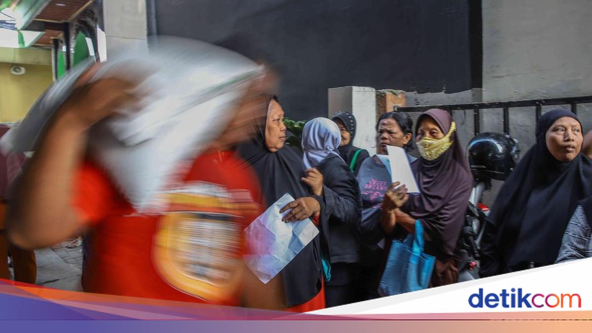 Warga Rela Mengantre Sejak Pagi Demi Dapat Bantuan Pangan Nasional