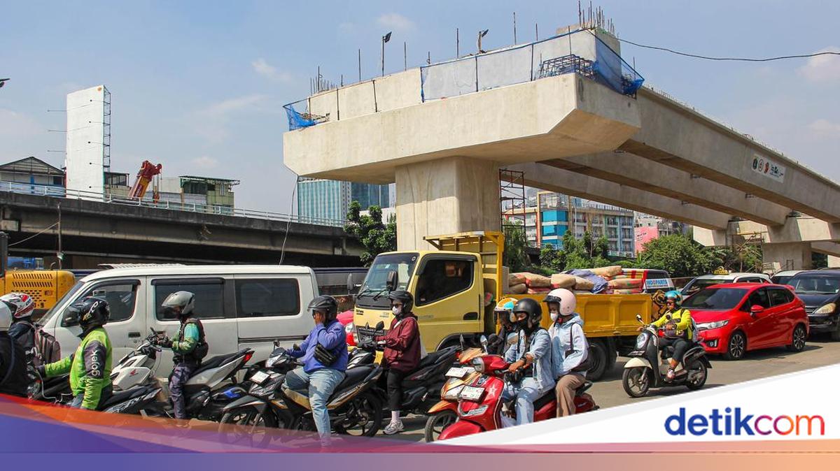 Pembangunan Jalan Layang Latumeten Dikebut di Tengah Padatnya Lalu Lintas