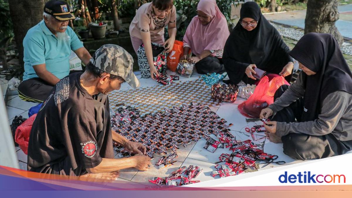 Warga Malaka Jaya Ubah Sampah Jadi Kerajinan Kreatif