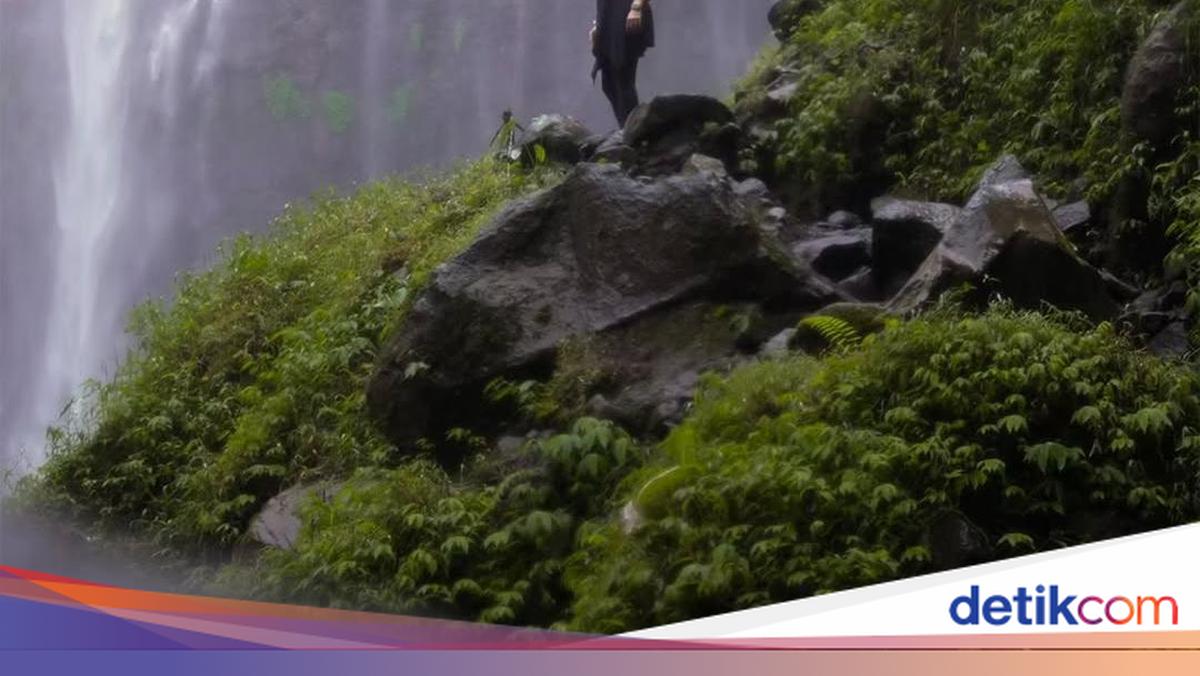 Foto Menakjubkan Luna Maya di Air Terjun Tumpak Sewu