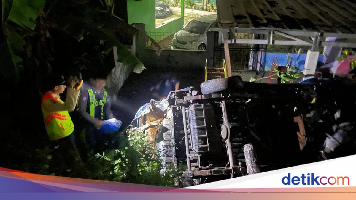 Angkot Tertabrak KA Barang di Gunung Putri Bogor, Sopir Tewas