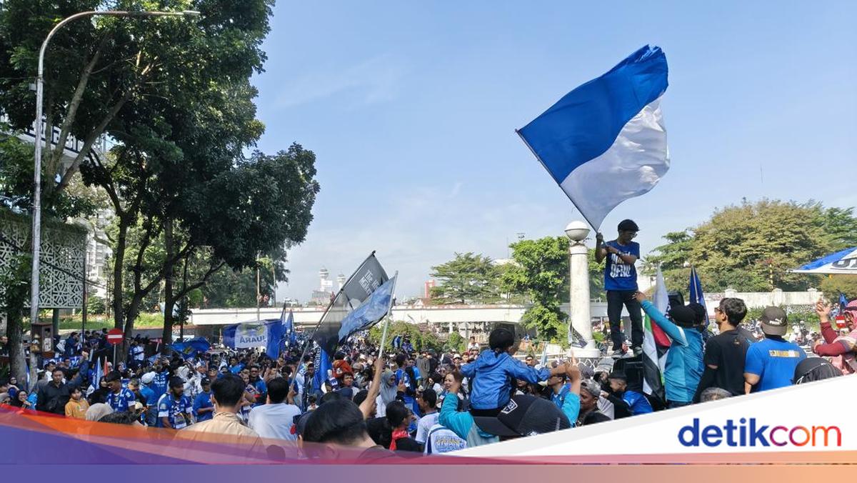 Bobotoh Tumpah Ruah di Jalanan Bandung Sambut Persib Juara