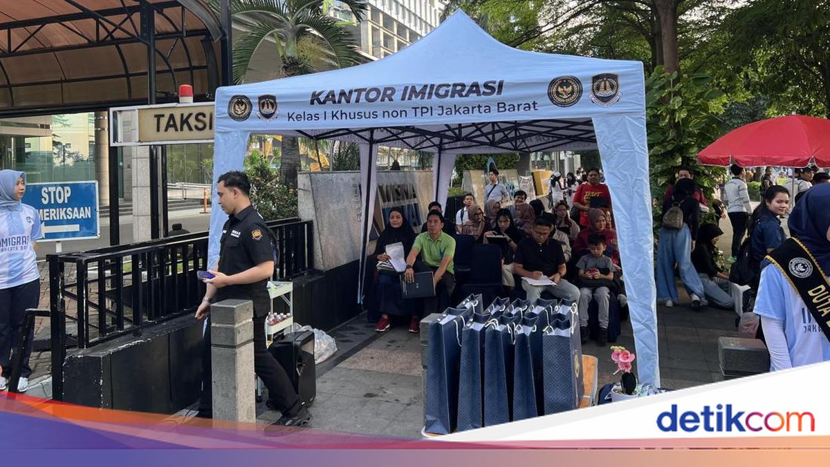 Imigrasi Buka Layanan Bikin Paspor di CFD Bundaran HI, Warga Antusias Ikut