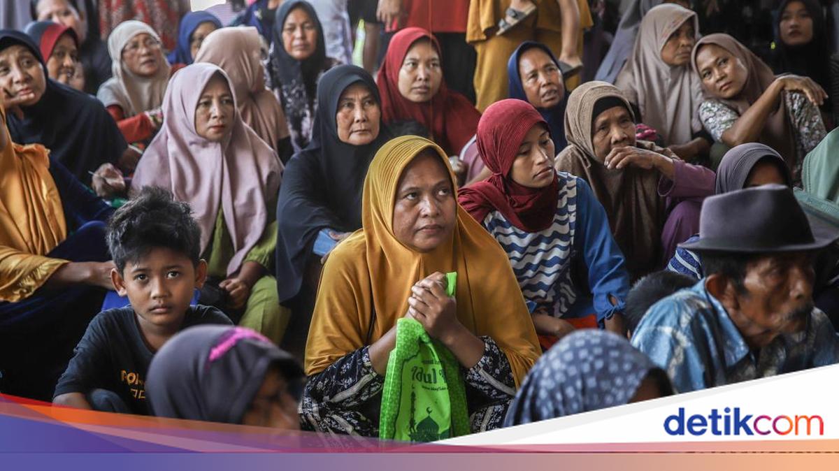 Jelang Idul Adha, Warga Bekasi Rela Antre Panjang Demi Sembako Gratis