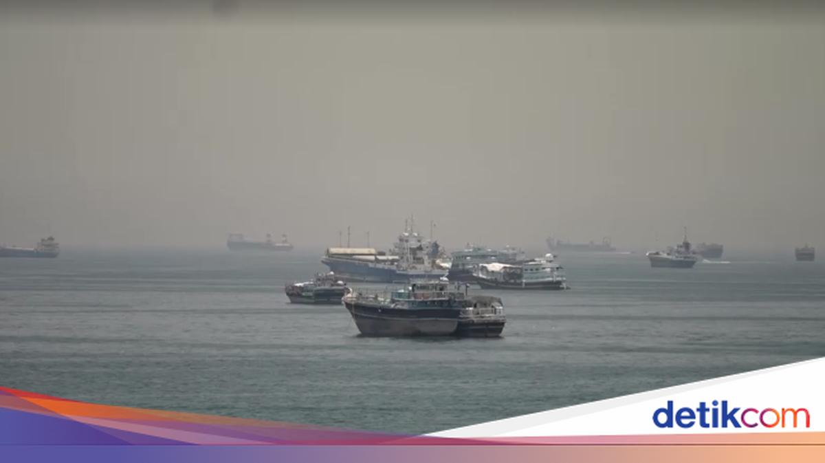 Selat Hormuz Panas Lagi! AS-Iran Saling Serang, Harga Minyak Lompat