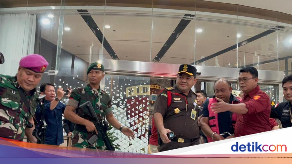 Tangan Diborgol, Eks Kepala BGN Dadan Hindayana Ditahan Kejagung