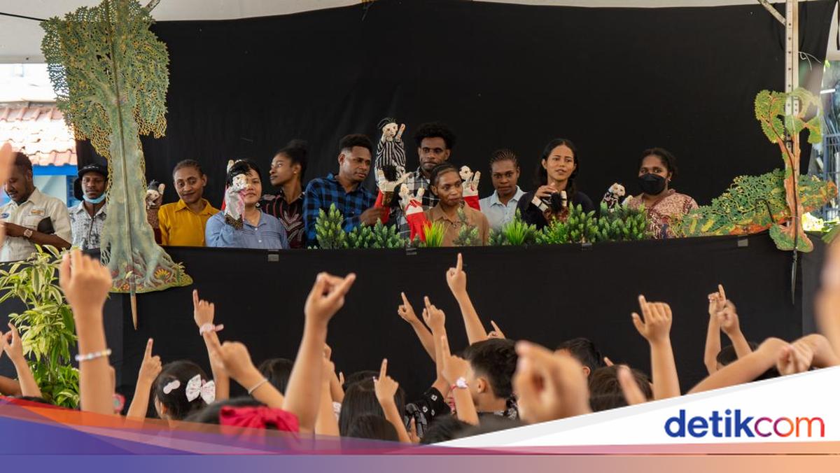 Mahasiswa Papua USD Ajari Anak SD Bijak Main Gadget Lewat Dongeng Boneka