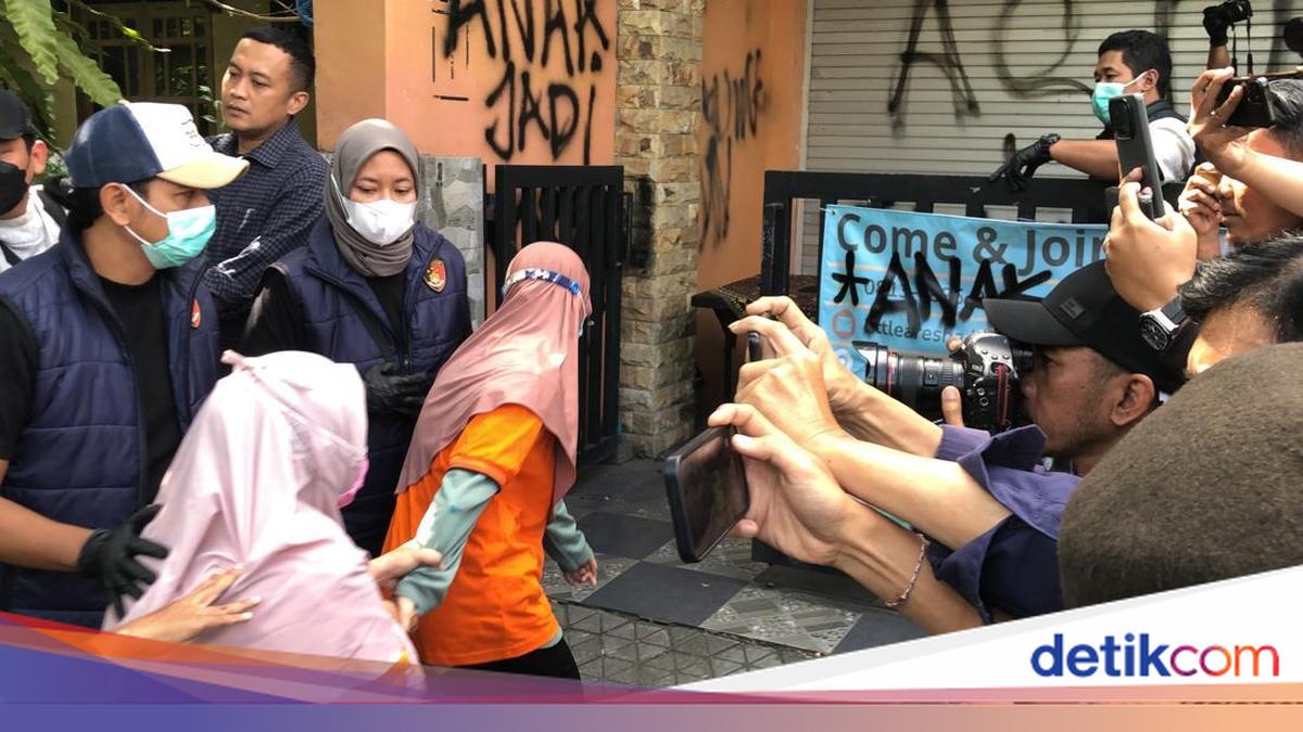 Makian Ortu Iringi Reka Ulang Pengasuh Daycare Little Aresha Ikat Bayi