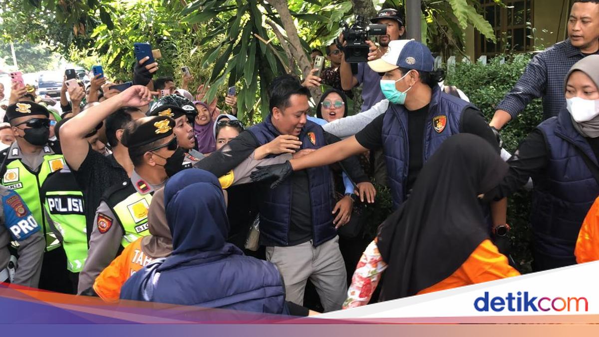 Ortu Caci Maki Tersangka Kekerasan Daycare Little Aresha Saat Rekonstruksi
