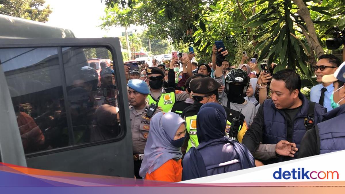 Emosional Ortu Saksikan Tersangka Daycare Little Aresha Jalani Rekonstruksi