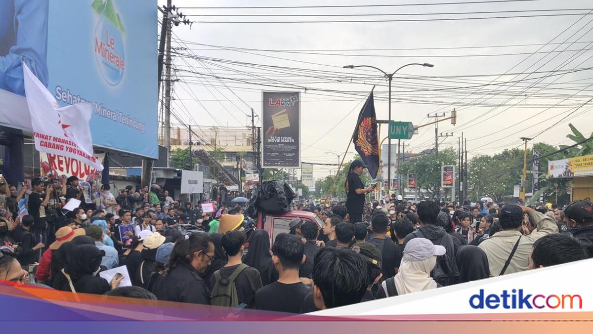Massa Aliansi Rakyat Memanggil Gelar Aksi di Pertigaan Gejayan