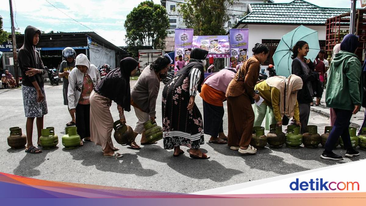 Operasi Pasar Digelar, Warga Antre Beli Elpiji