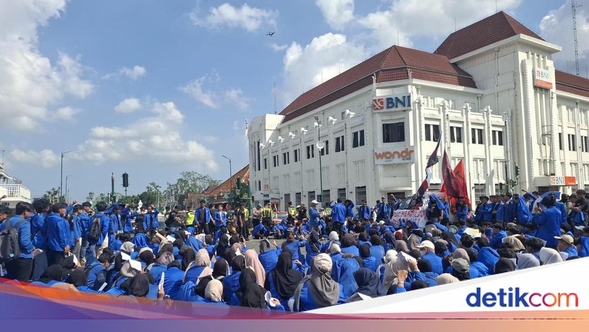 Ada Demo Mahasiswa UII, Titik Nol Jogja Membiru Siang Ini