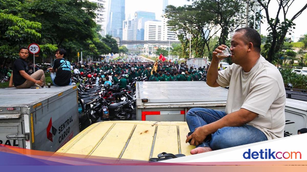Terdampak Aksi Mahasiswa, Sopir Mobil Box Rehat di Tengah Penutupan Jalan Sudirman