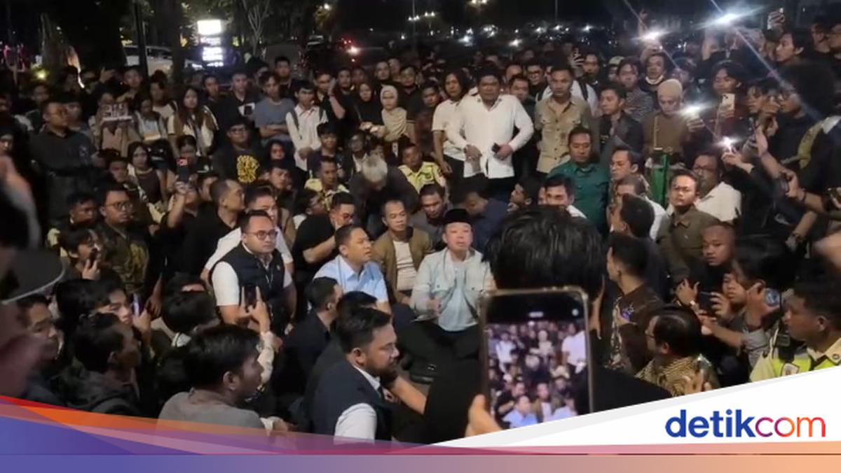 Duduk Perkara Mahasiswa Geruduk Diskusi 3 Pejabat di UGM Berujung Ricuh
