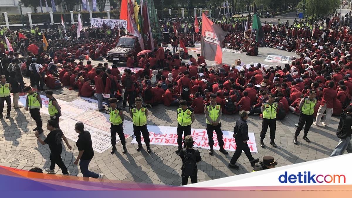 Mahasiswa Gelar Aksi Merahkan Titik Nol Km Jogja Sore Ini