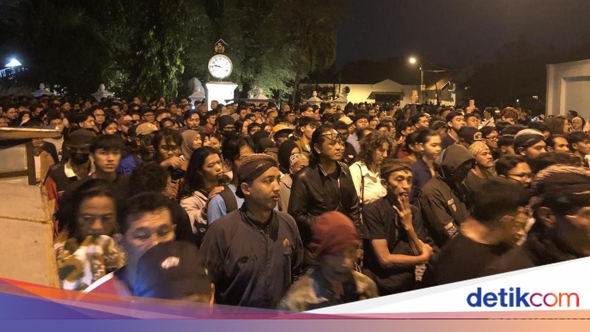 Ribuan Warga Ikuti Prosesi Mubeng Beteng Keraton Jogja Bersama Abdi Dalem