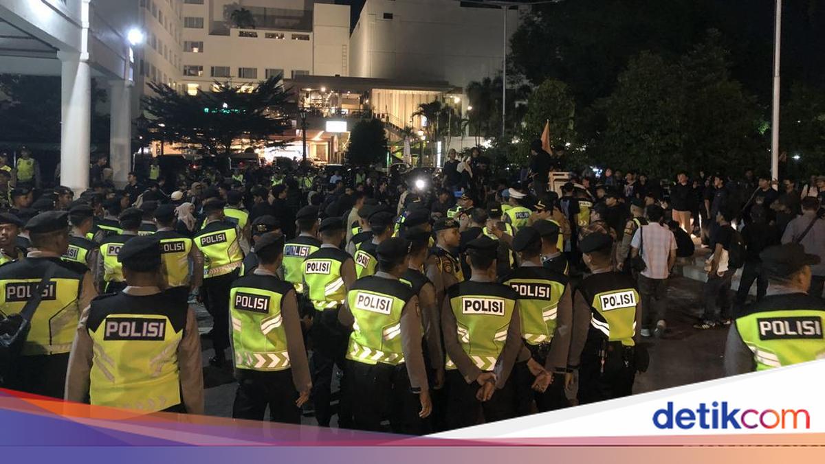 Sempat Tegang, Massa Mahasiswa Akhirnya Tinggalkan DPRD DIY