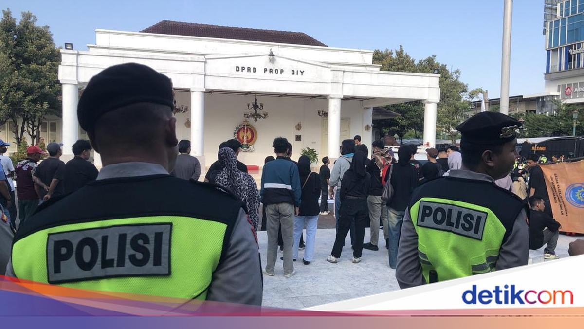Gelombang Aksi Mahasiswa di Jogja Berlanjut, Kini Geruduk DPRD DIY
