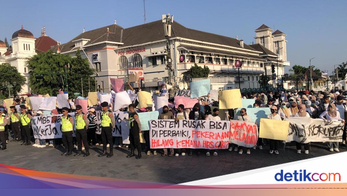 Muncul Massa Bela MBG di Titik Nol Km Jogja, Aksi Sebentar Lalu Bubar
