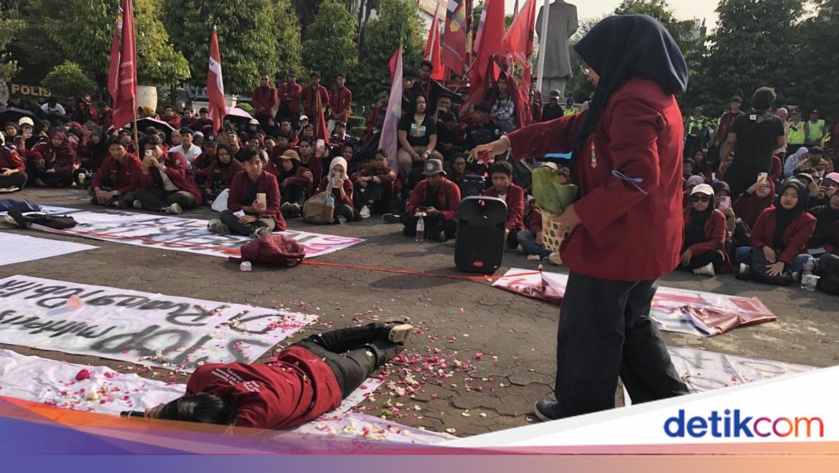 Mahasiswa Gelar Aksi Teatrikal-Tabur Bunga di Depan DPRD DIY