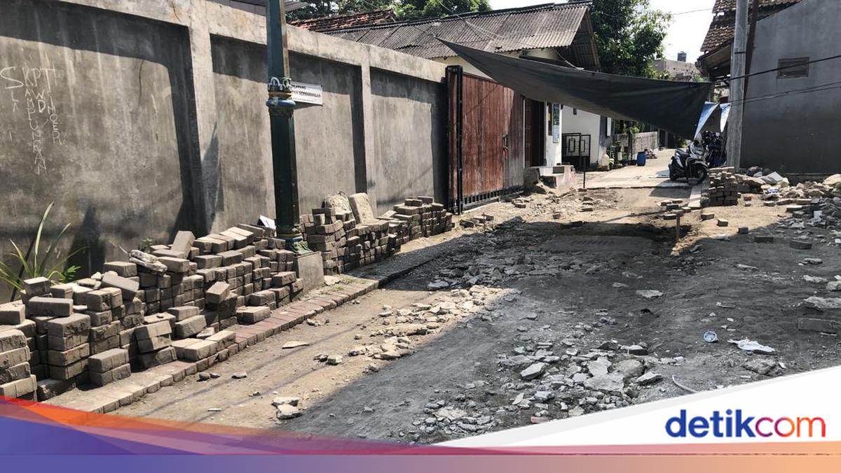 Warga Balirejo Jogja Sambat Perbaikan Jalan Tersendat Bikin Mobil Tak Bisa Lewat