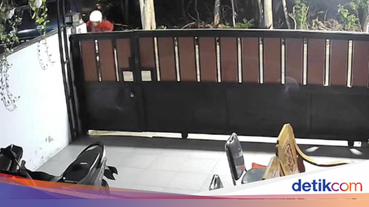 Terekam CCTV! Maling Ini Santuy Ambil Motor di Teras Warga Bantul