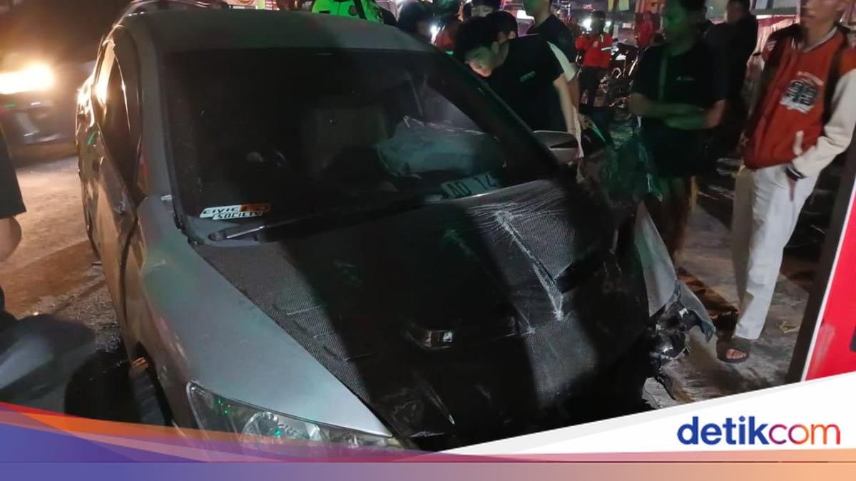 Heboh Honda Civic Hantam Tiang Baliho di Bantul, Polisi Buka Suara
