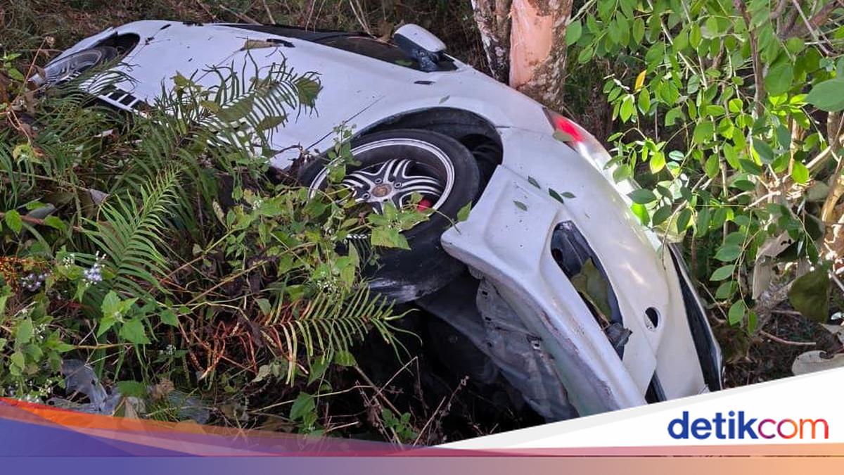 Gagal Nanjak, Mobil Vios Nyebur Jurang di Saptosari Gunungkidul
