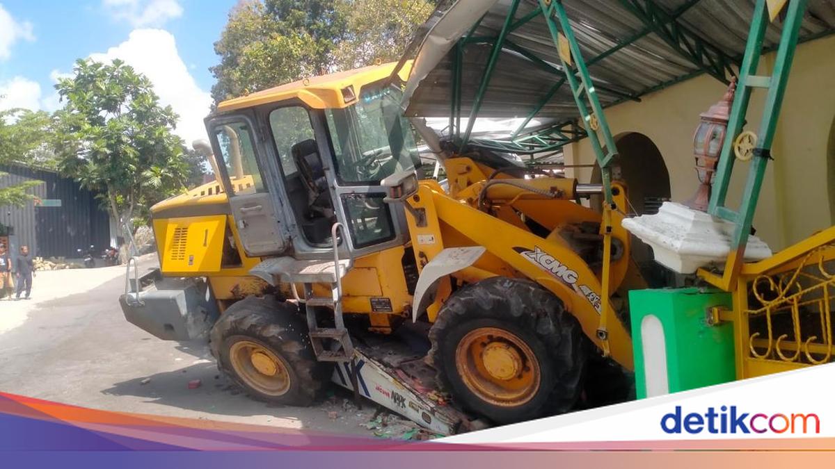 Momen Ngeri Truk Angkut Alat Berat Tabrak Masjid di Kulon Progo