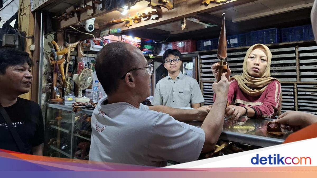 Penjual Keris Beringharjo Jogja Laris Saat Libur Sekolah