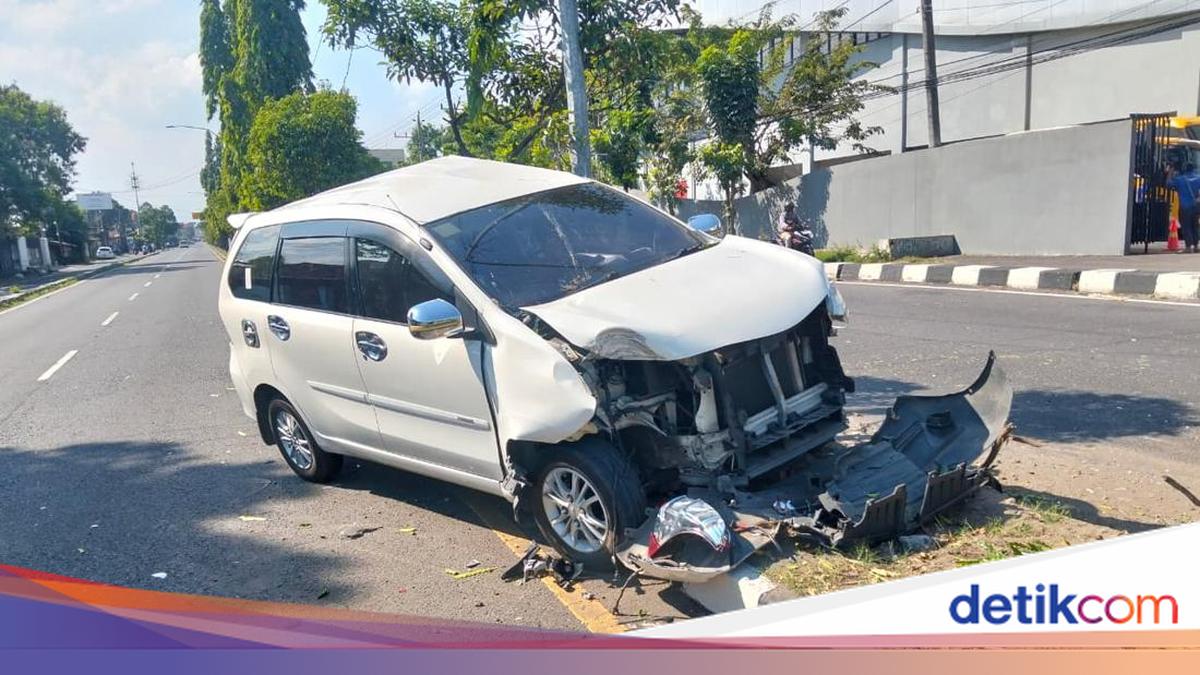 Xenia Hantam Pembatas Jalan Usai Tertabrak Truk di Ring Road Banguntapan