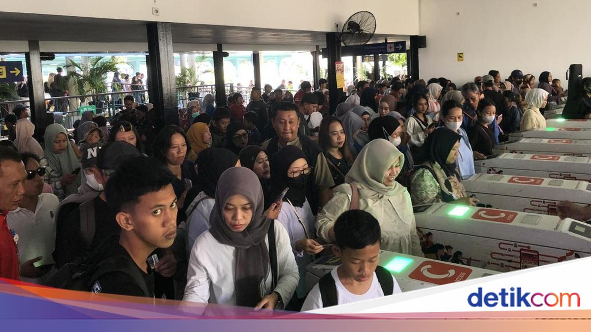 Libur Sekolah, Wisatawan Naik KRL Tumplek Blek di Stasiun Tugu
