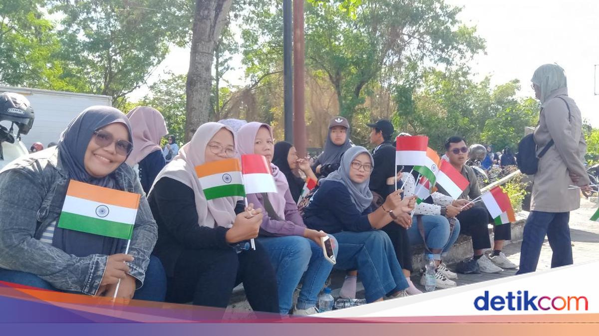 Emak-emak Pegawai SPPG Sambut Presiden Prabowo-PM India Modi di Prambanan