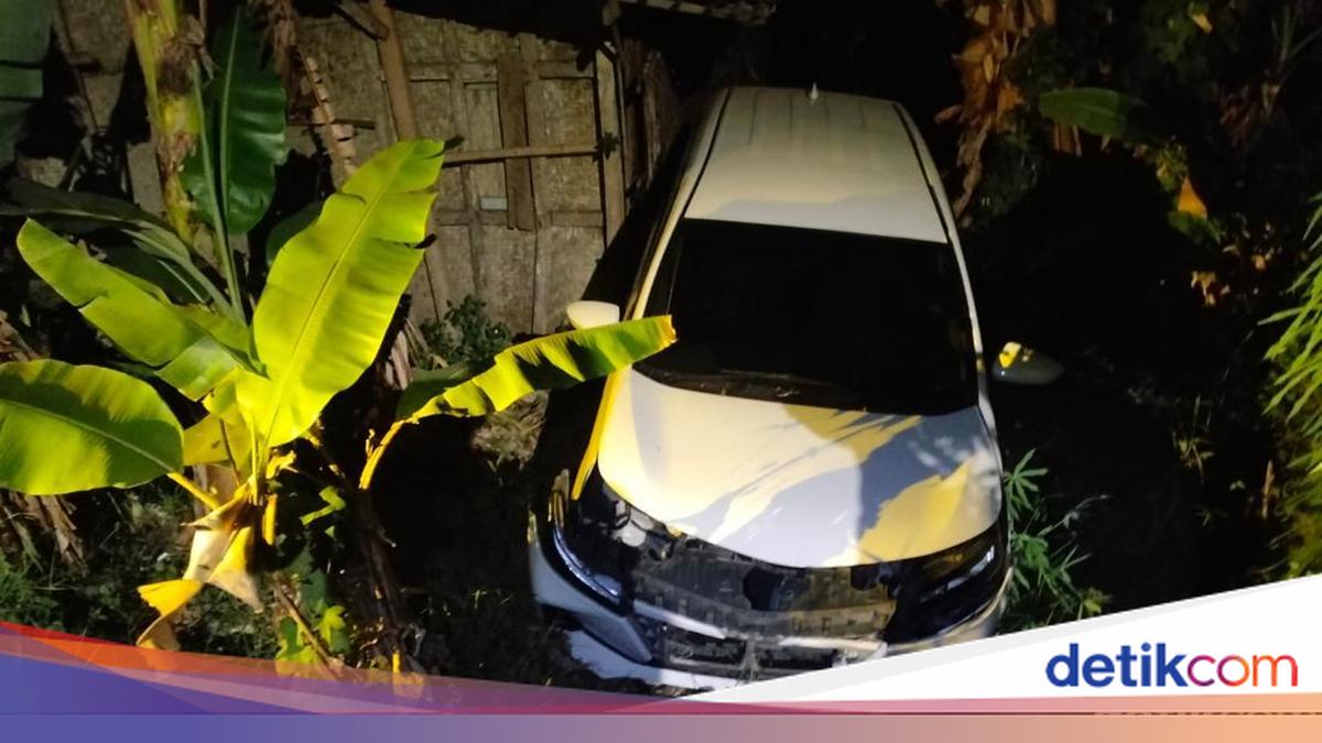 Xenia Tabrak Motor hingga Nyungsep ke Parit Sedalam 3 Meter di Kulon Progo