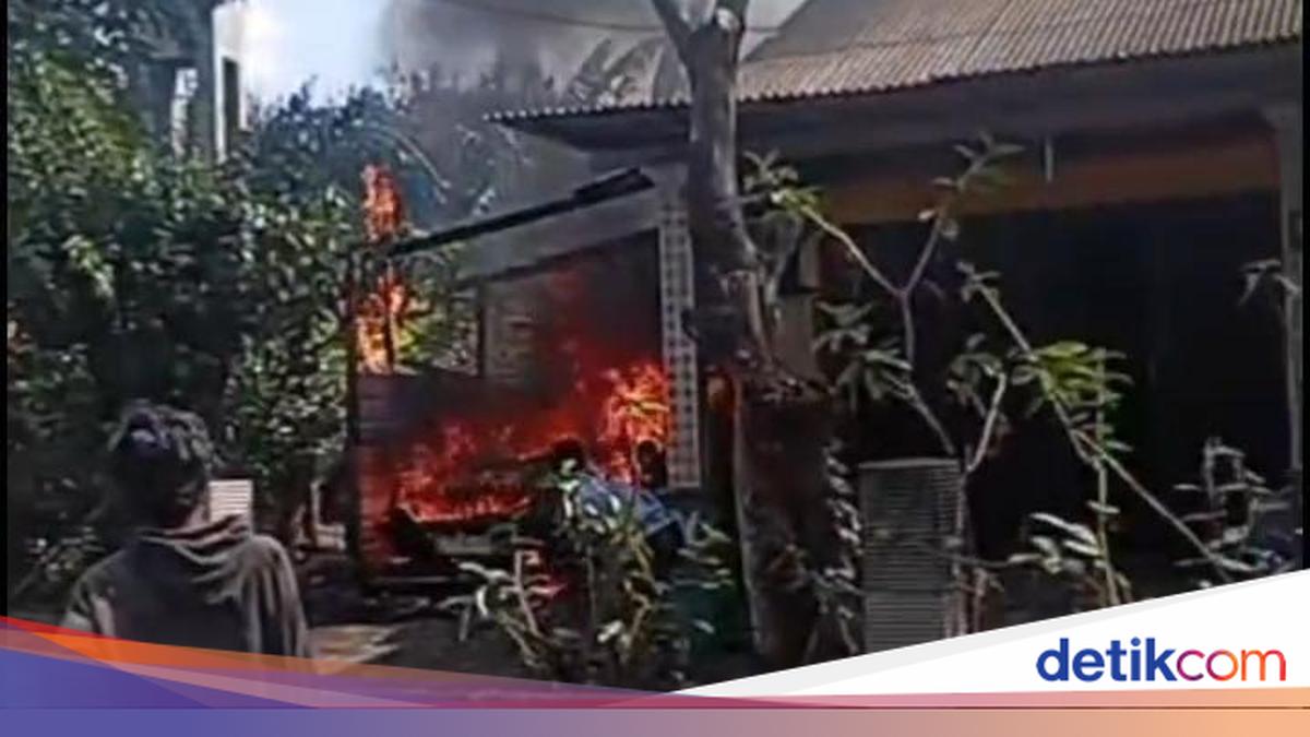 Sedan Ludes Terbakar Saat Servis di Playen Gunungkidul