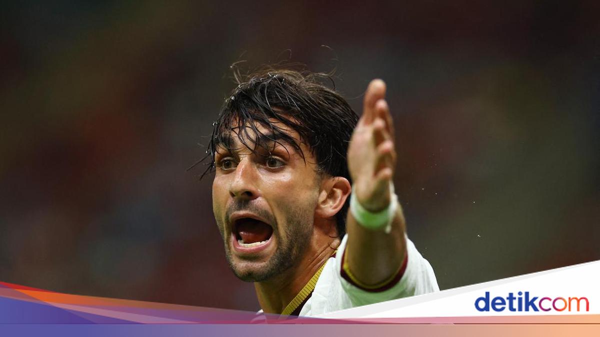 Gak Mau Bayar 'Utang' ke City, Barcelona Jual Torres ke PSG?