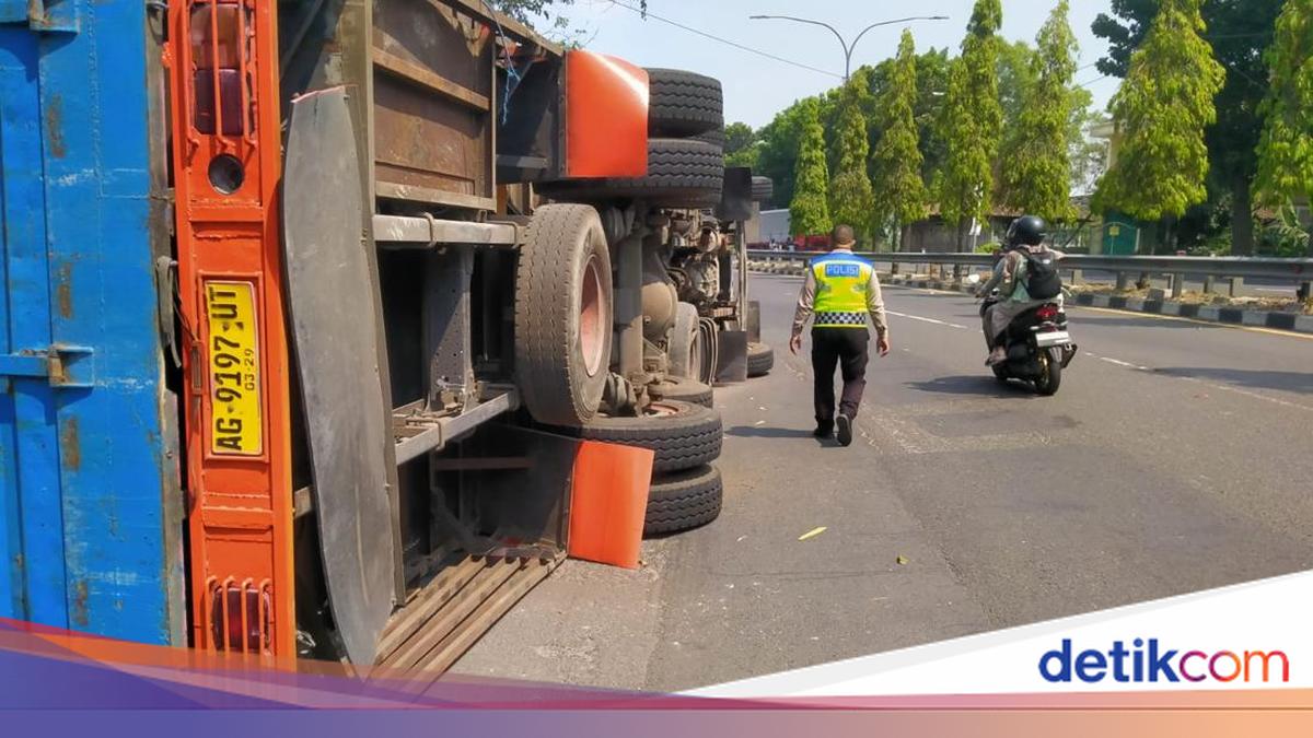 Truk Angkut Keramik Nekat Jalan Miring Lalu Terguling di Gamping Sleman