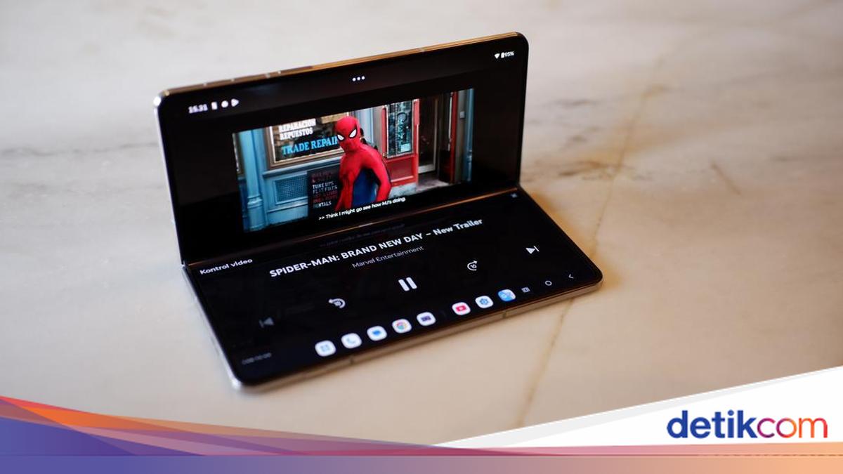 Produktivitas Melesat Pakai Layar Besar Motorola Razr Fold