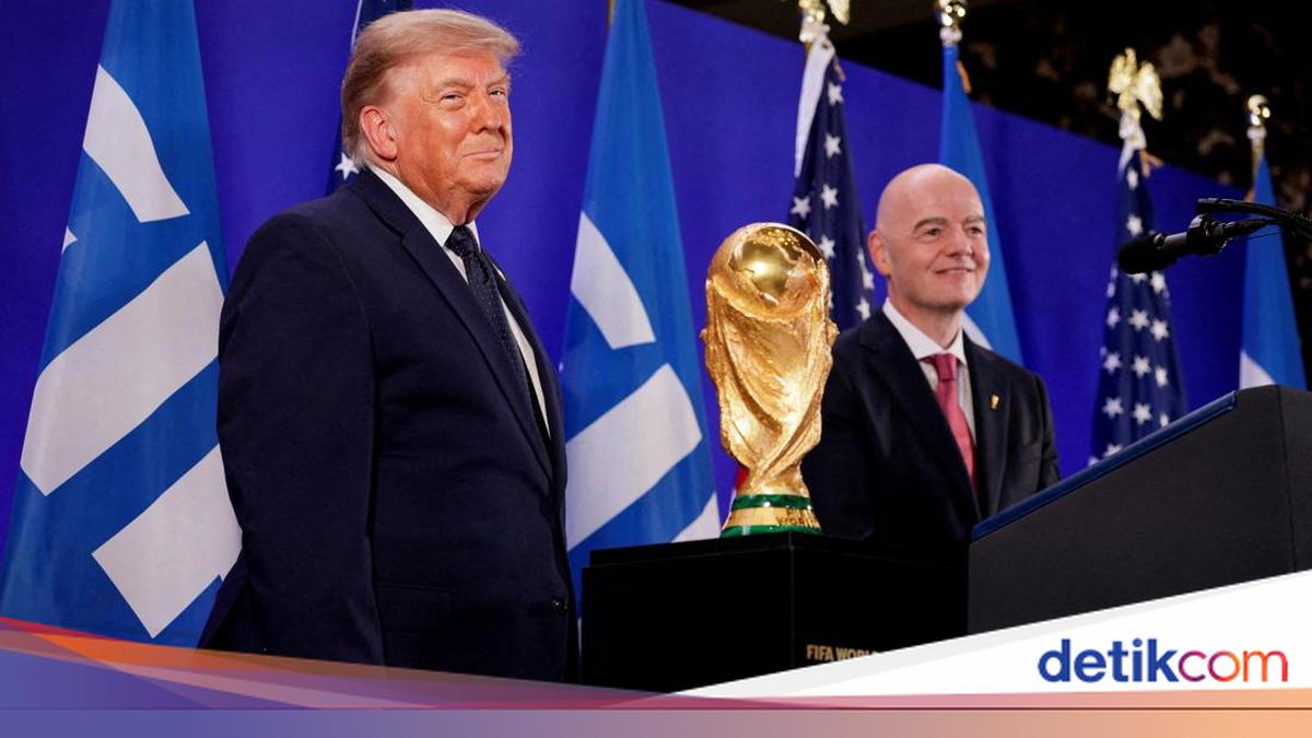 Momen Trump dan Presiden FIFA Disoraki Saat Bawa Trofi Piala Dunia Spanyol