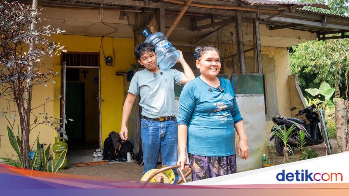 Momen Haru Anak Penjual Galon-Gas Melon Dapat Kuliah Gratis di UGM