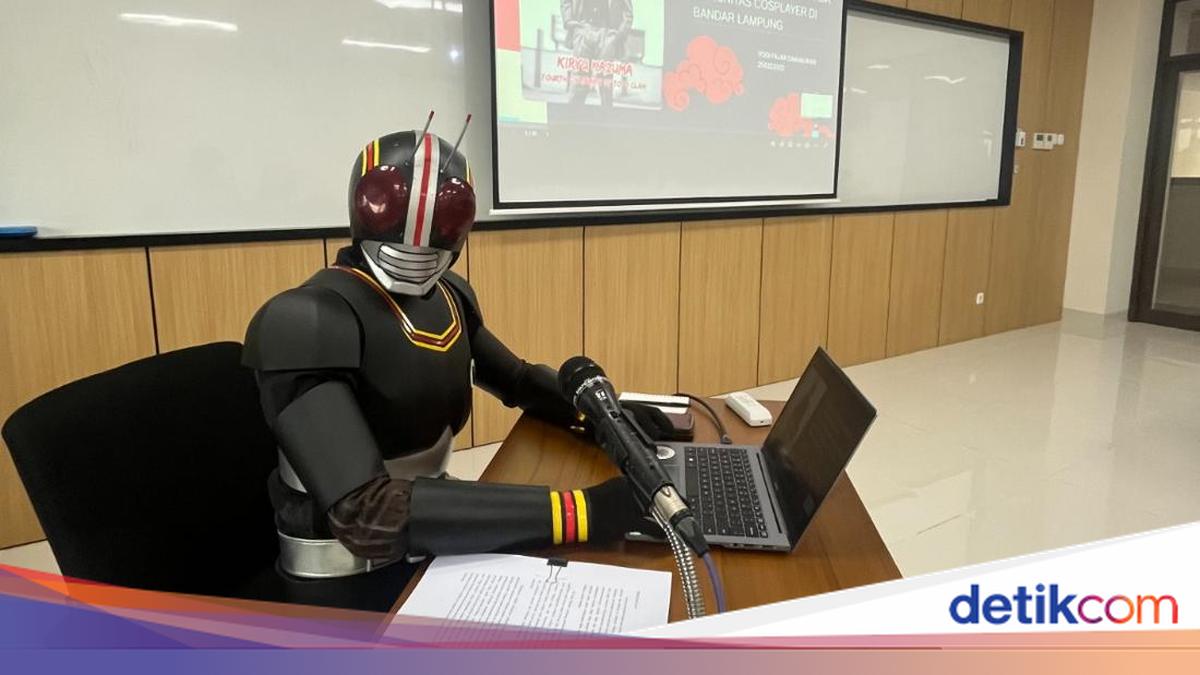 Alasan Mahasiswa USD Cosplay Kamen Rider Saat Ujian Proposal Tesis