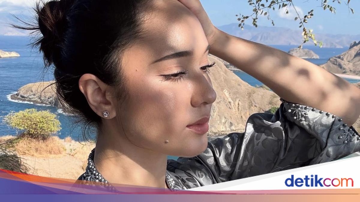Yasmin Napper Rayakan Hari Kebaya Nasional dari Atas Bukit Pulau Padar