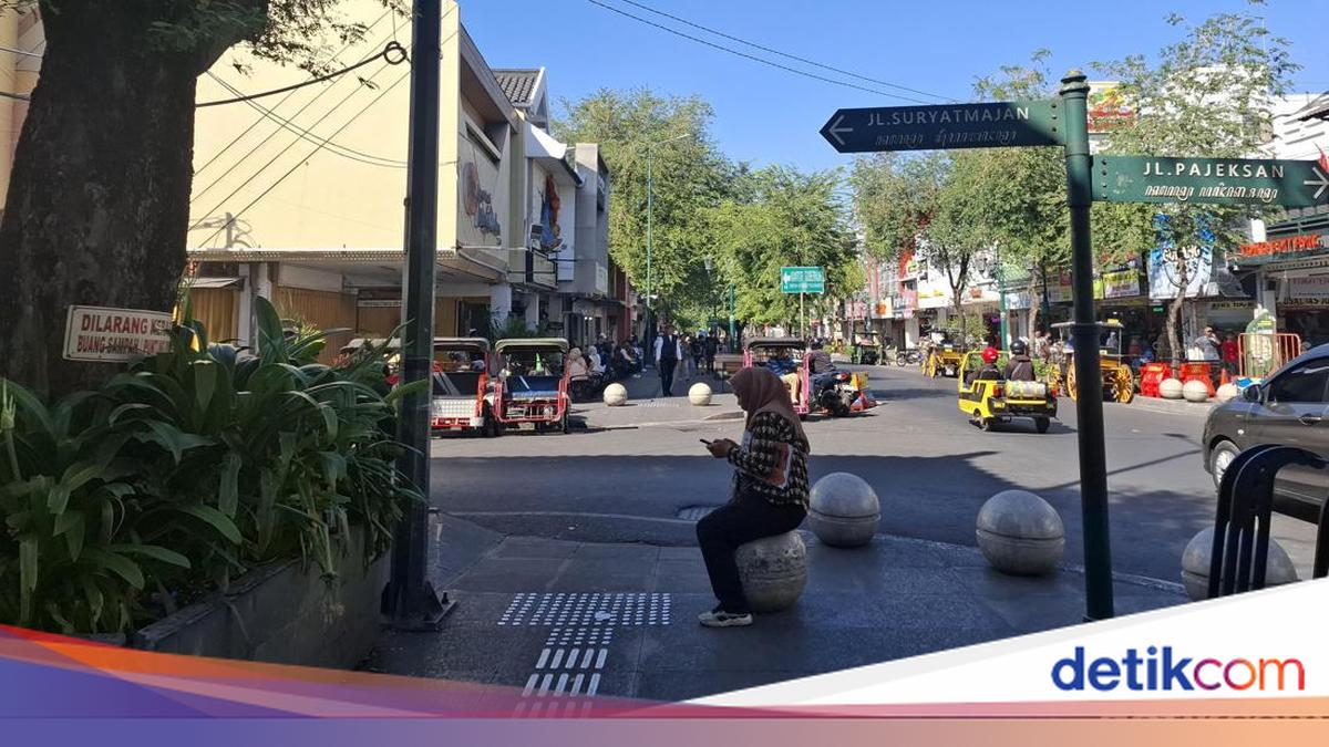 Ulah Oknum Fotografer 'Kuasai' Pelang Jalan Malioboro demi Cuan
