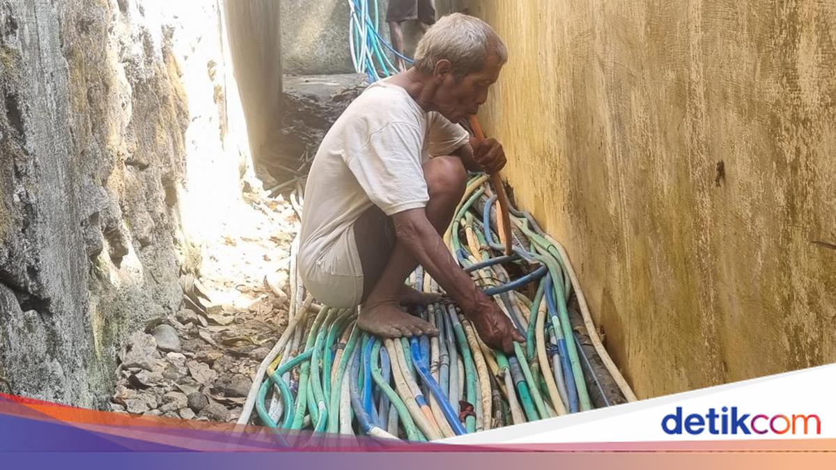 Warga Kalidadap Bantul Bergiliran Sedot Air Pakai Selang dari Sendang