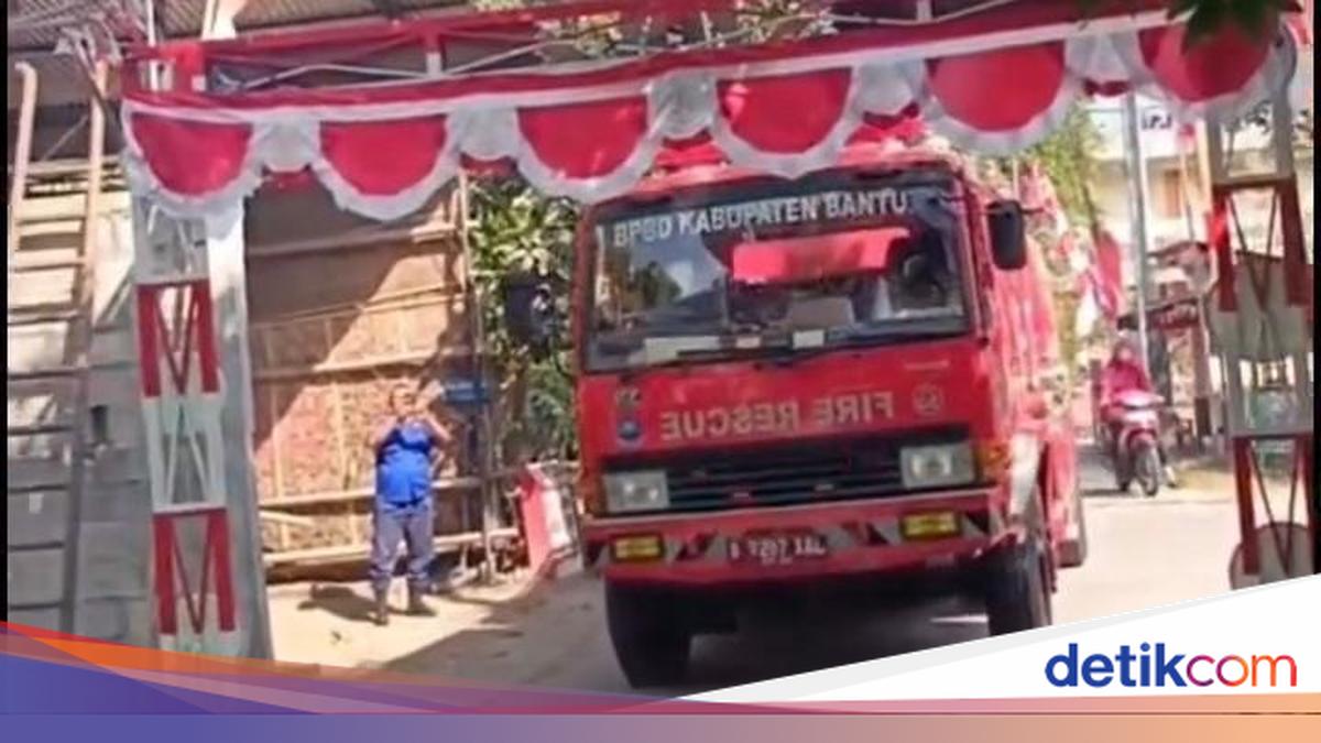 Duh! Mobil Damkar Bantul Harus Memutar gegara Terhalang Gapura HUT RI