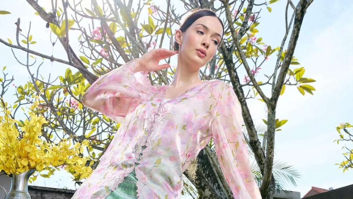 BeauPicks: 6 Rekomendasi Kebaya Panjang dan Rok untuk Gaya Hijab yang Elegan