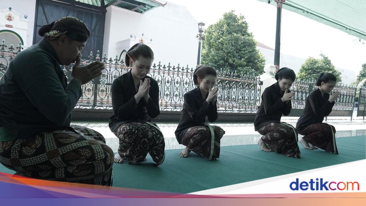 Gaya 4 Member JKT48 Jajal Jadi Abdi Dalem di Keraton Jogja